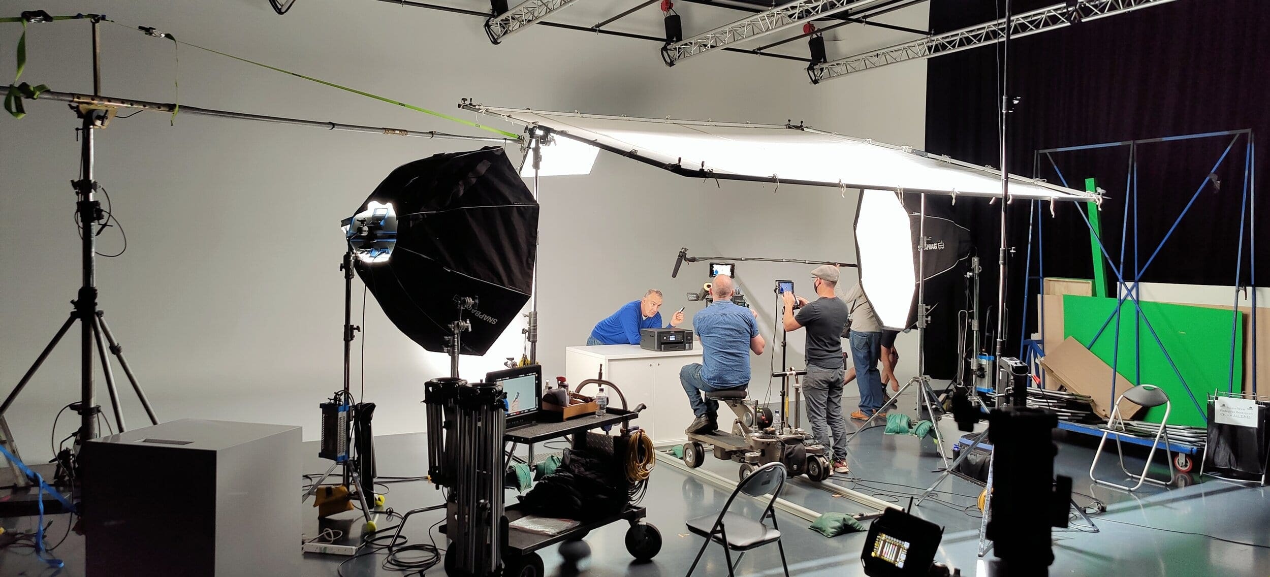 Jimeoin performing on the Epson EcoTank television commercial set filmed by Dream Engine